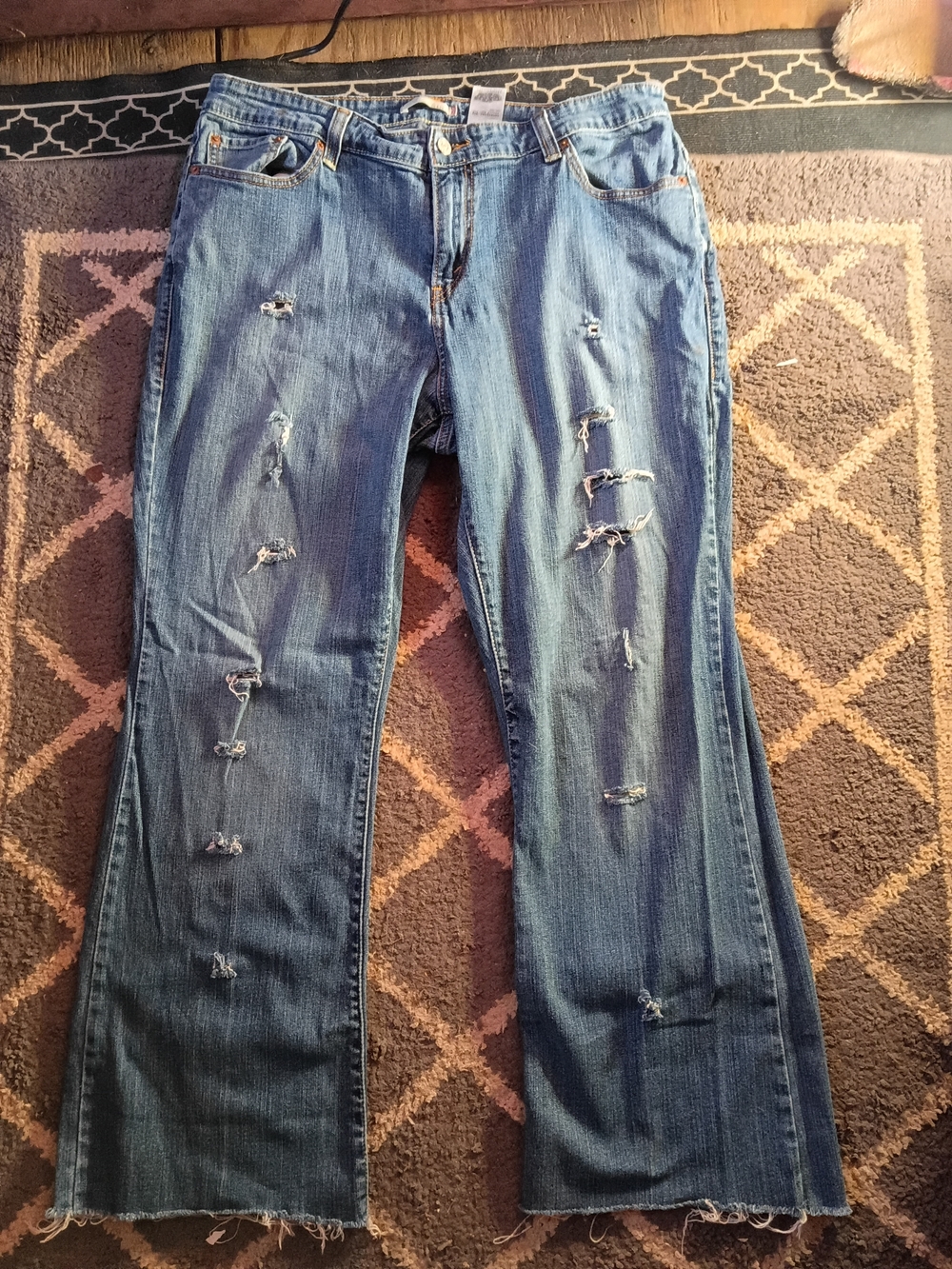 Distressed Women's Levi Blue Denim Jeans